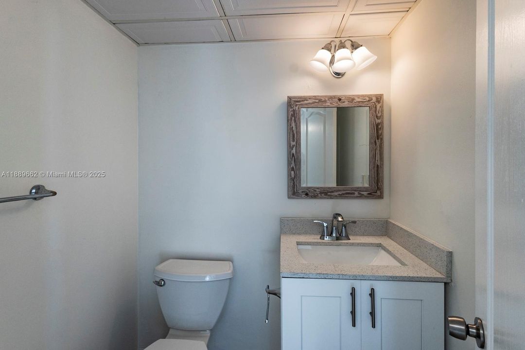For Sale: $489,000 (1 beds, 1 baths, 910 Square Feet)