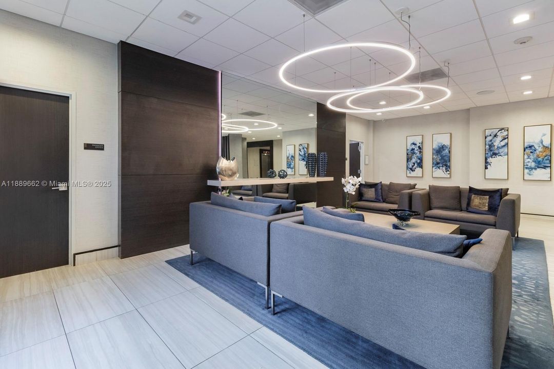 For Sale: $489,000 (1 beds, 1 baths, 910 Square Feet)