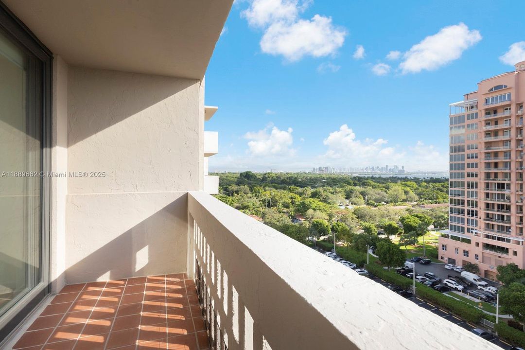 For Sale: $489,000 (1 beds, 1 baths, 910 Square Feet)