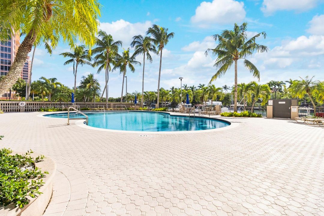 For Sale: $489,000 (1 beds, 1 baths, 910 Square Feet)