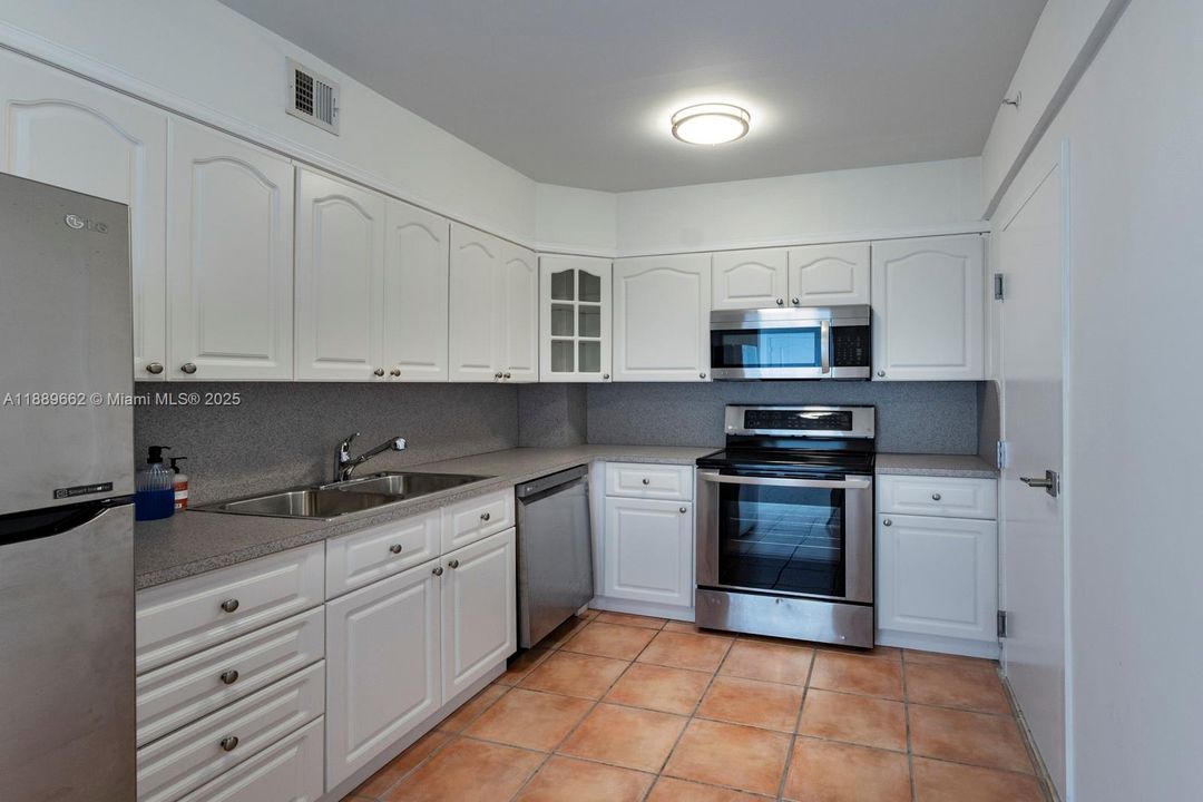 For Sale: $489,000 (1 beds, 1 baths, 910 Square Feet)