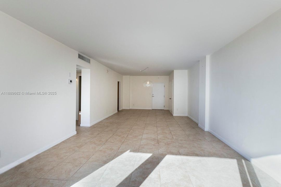 For Sale: $489,000 (1 beds, 1 baths, 910 Square Feet)