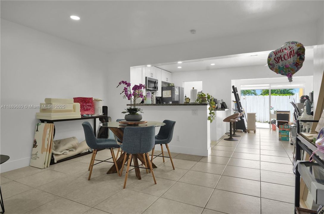 最近租的: $2,800 (3 贝兹, 2 浴室, 1395 平方英尺)