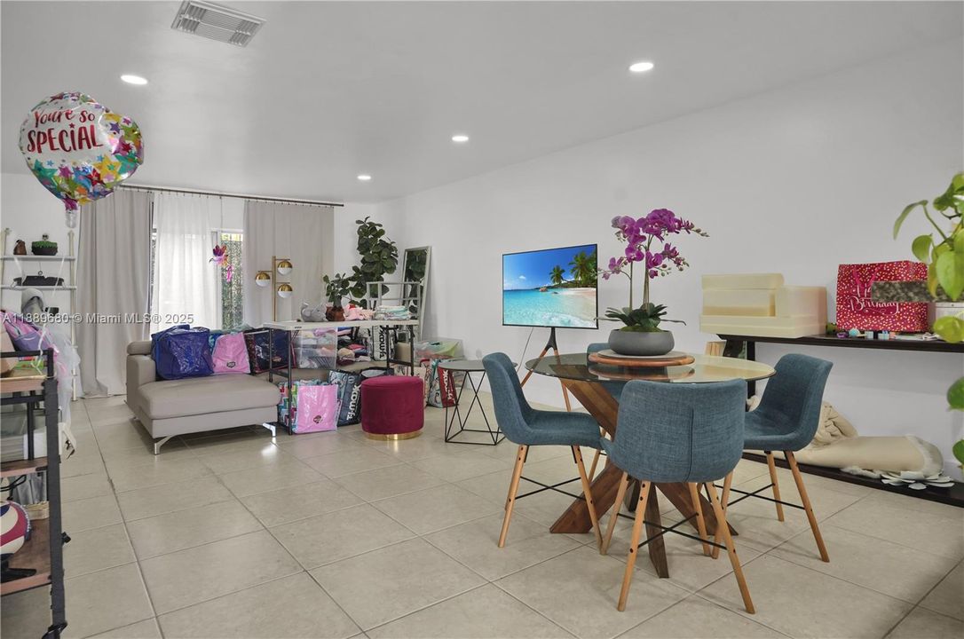 最近租的: $2,800 (3 贝兹, 2 浴室, 1395 平方英尺)