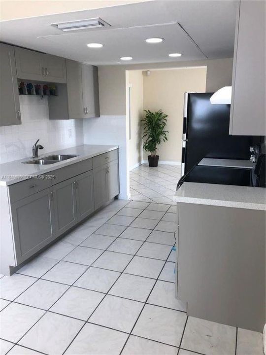 Под контрактом: $2,900 (4 спален, 2 ванн, 1342 Квадратных фут)