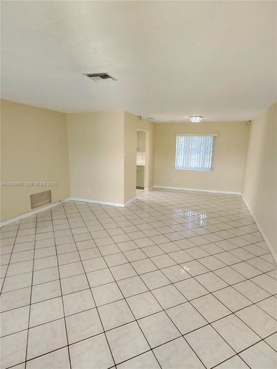 Под контрактом: $2,900 (4 спален, 2 ванн, 1342 Квадратных фут)