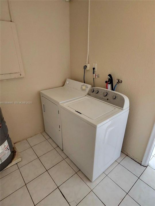 Под контрактом: $2,900 (4 спален, 2 ванн, 1342 Квадратных фут)