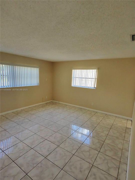 Под контрактом: $2,900 (4 спален, 2 ванн, 1342 Квадратных фут)