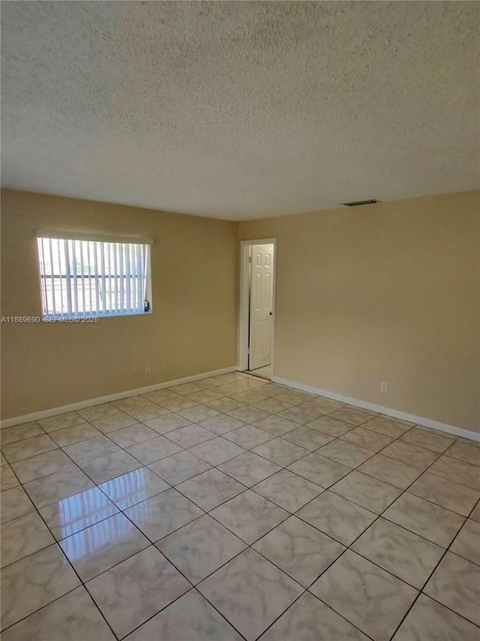 Под контрактом: $2,900 (4 спален, 2 ванн, 1342 Квадратных фут)