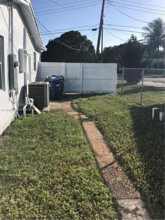 Под контрактом: $2,900 (4 спален, 2 ванн, 1342 Квадратных фут)