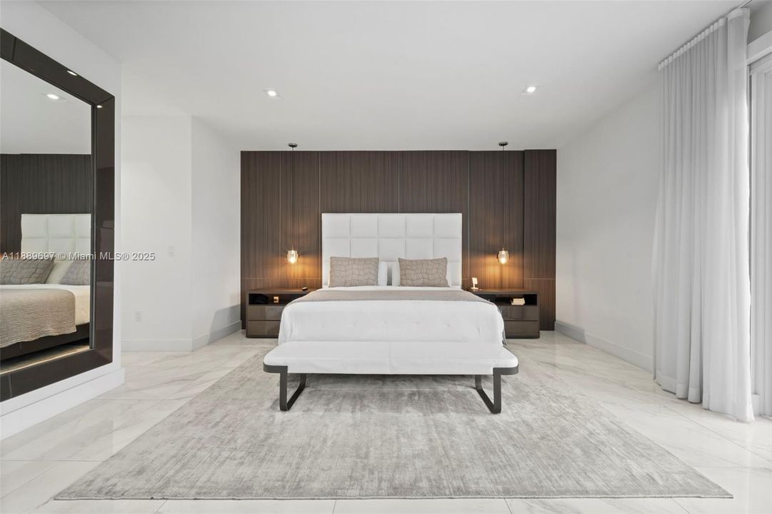 合同活跃: $8,500 (4 贝兹, 4 浴室, 3030 平方英尺)