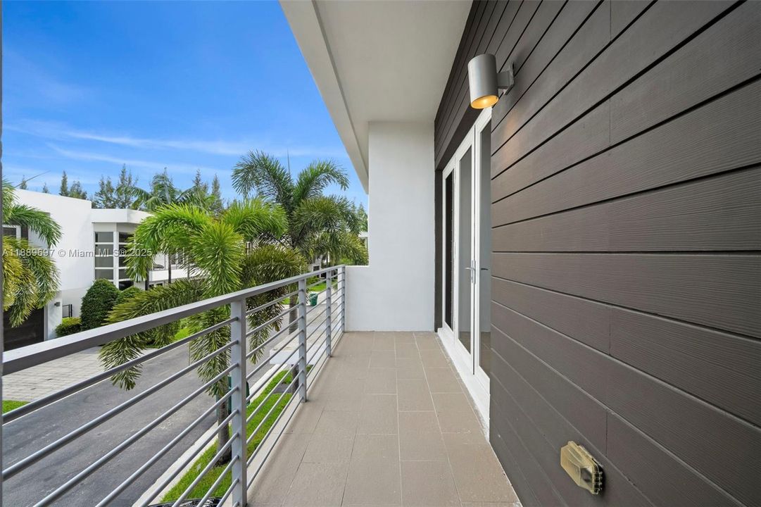 合同活跃: $8,500 (4 贝兹, 4 浴室, 3030 平方英尺)