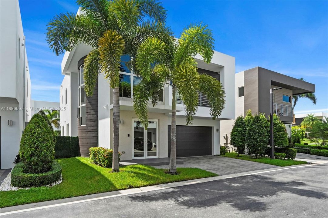 合同活跃: $8,500 (4 贝兹, 4 浴室, 3030 平方英尺)