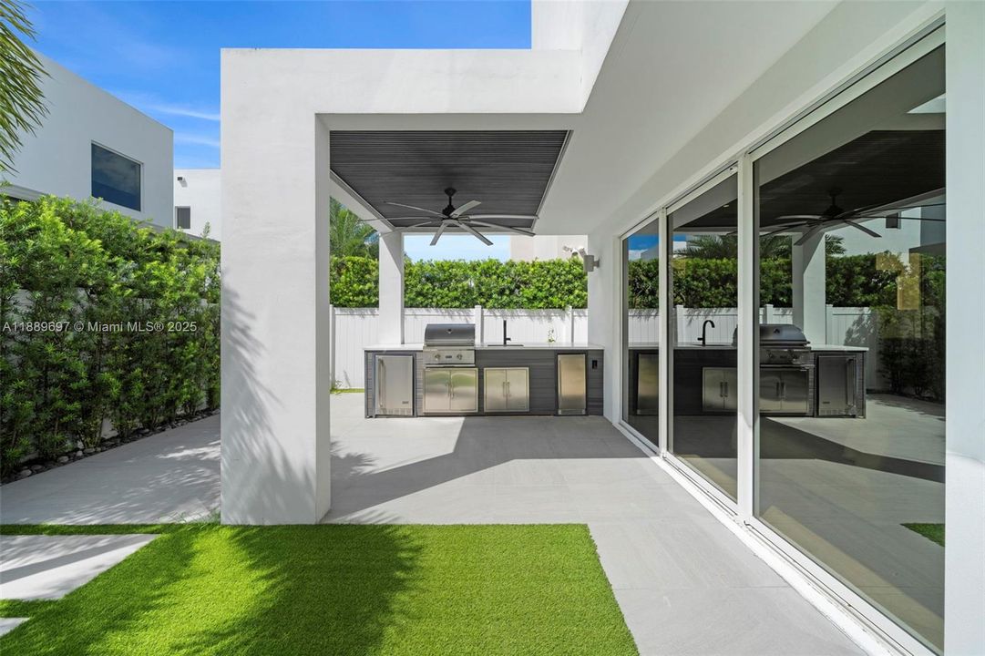 合同活跃: $8,500 (4 贝兹, 4 浴室, 3030 平方英尺)