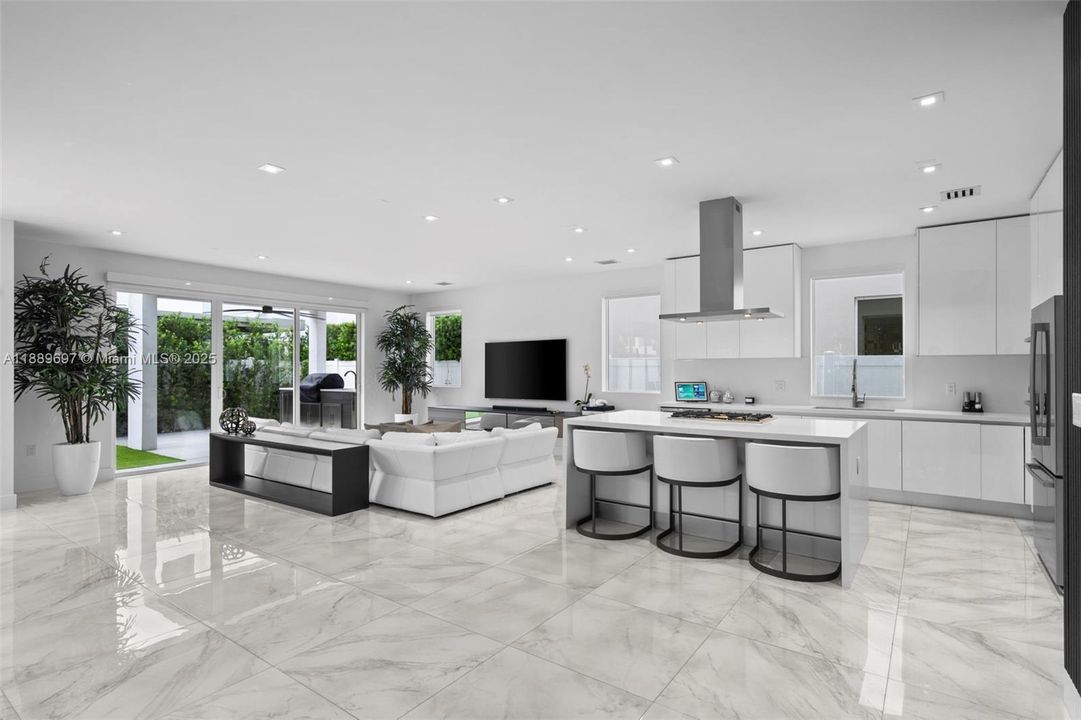 合同活跃: $8,500 (4 贝兹, 4 浴室, 3030 平方英尺)