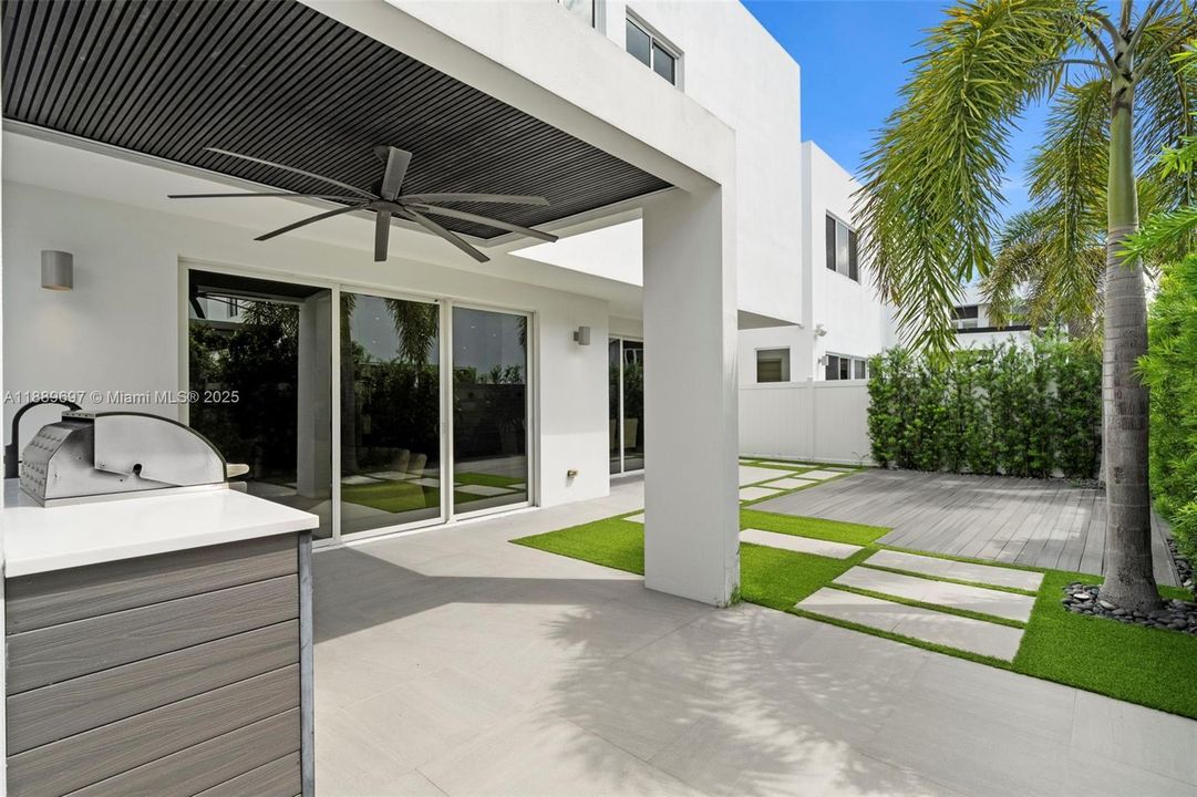 合同活跃: $8,500 (4 贝兹, 4 浴室, 3030 平方英尺)