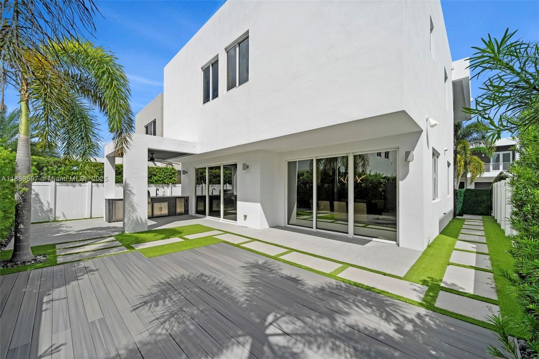 合同活跃: $8,500 (4 贝兹, 4 浴室, 3030 平方英尺)