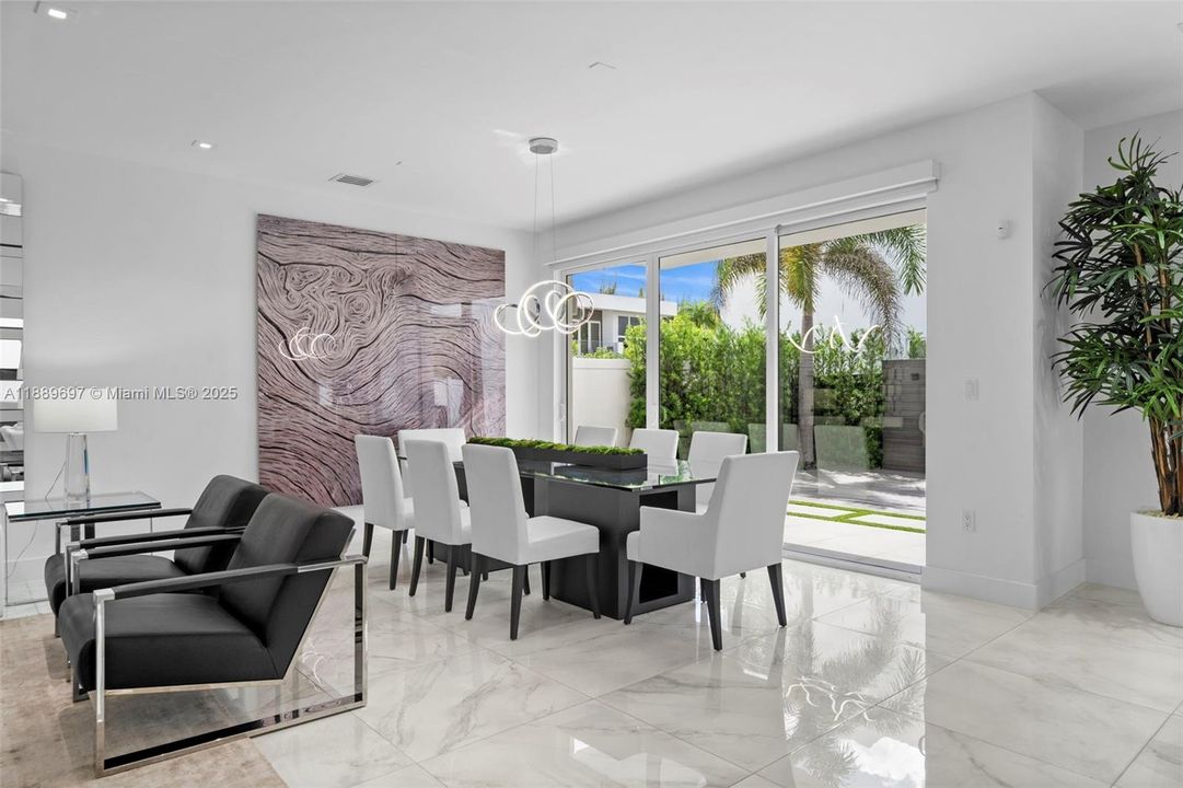 合同活跃: $8,500 (4 贝兹, 4 浴室, 3030 平方英尺)