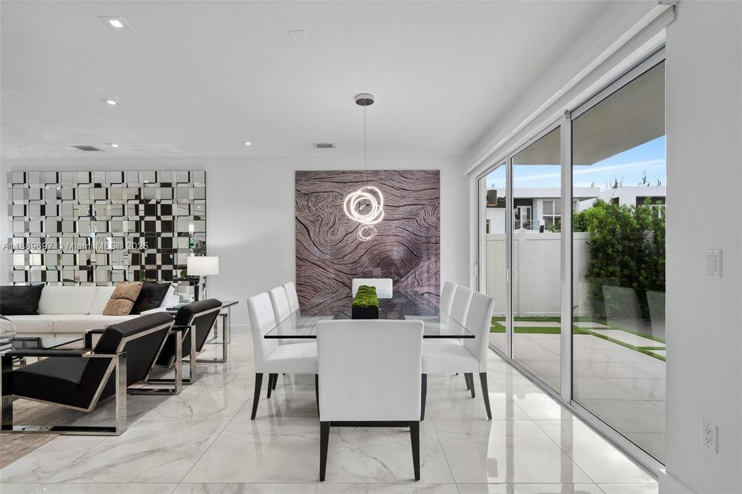 合同活跃: $8,500 (4 贝兹, 4 浴室, 3030 平方英尺)