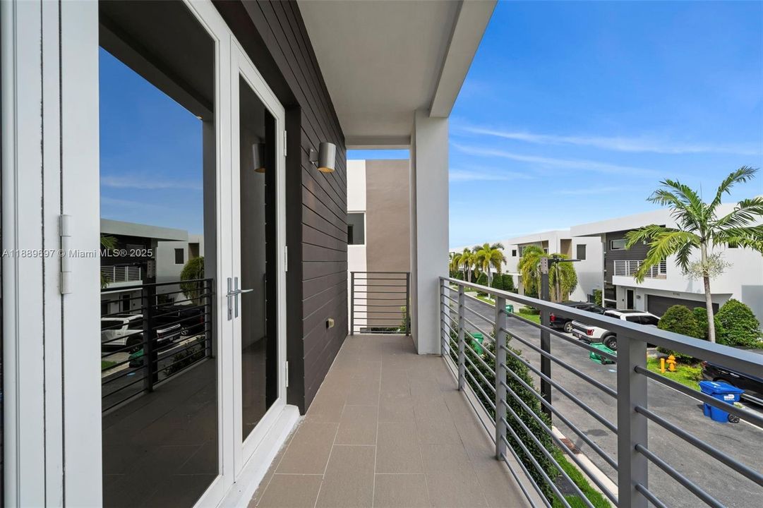 合同活跃: $8,500 (4 贝兹, 4 浴室, 3030 平方英尺)