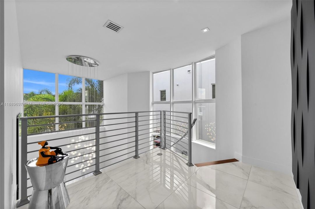 合同活跃: $8,500 (4 贝兹, 4 浴室, 3030 平方英尺)