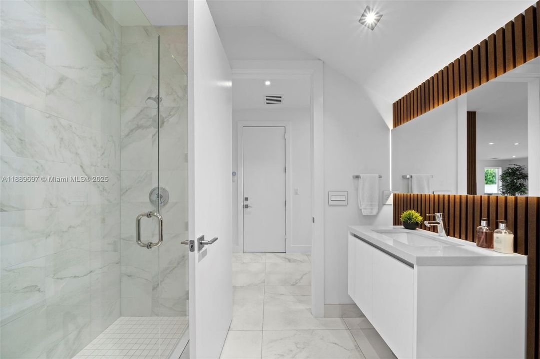 合同活跃: $8,500 (4 贝兹, 4 浴室, 3030 平方英尺)