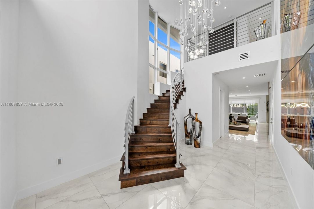 合同活跃: $8,500 (4 贝兹, 4 浴室, 3030 平方英尺)