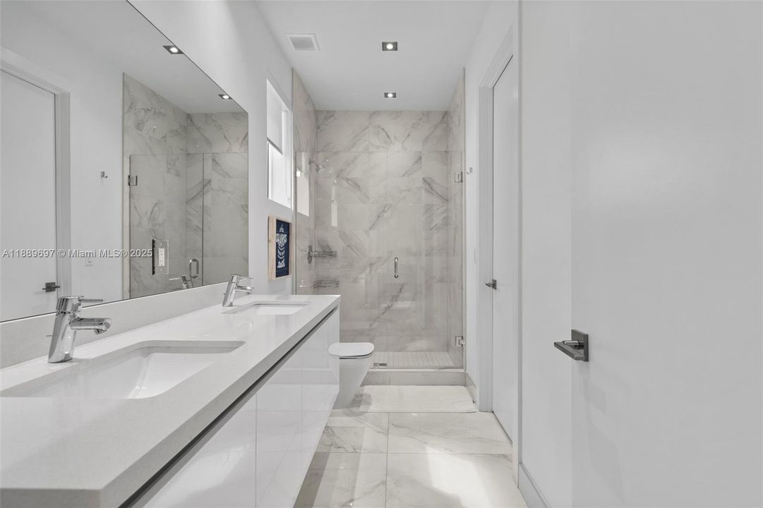 合同活跃: $8,500 (4 贝兹, 4 浴室, 3030 平方英尺)