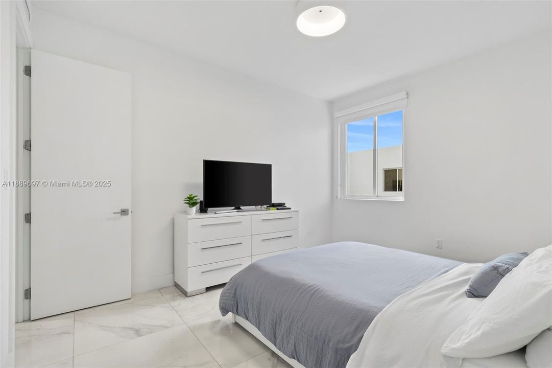 合同活跃: $8,500 (4 贝兹, 4 浴室, 3030 平方英尺)