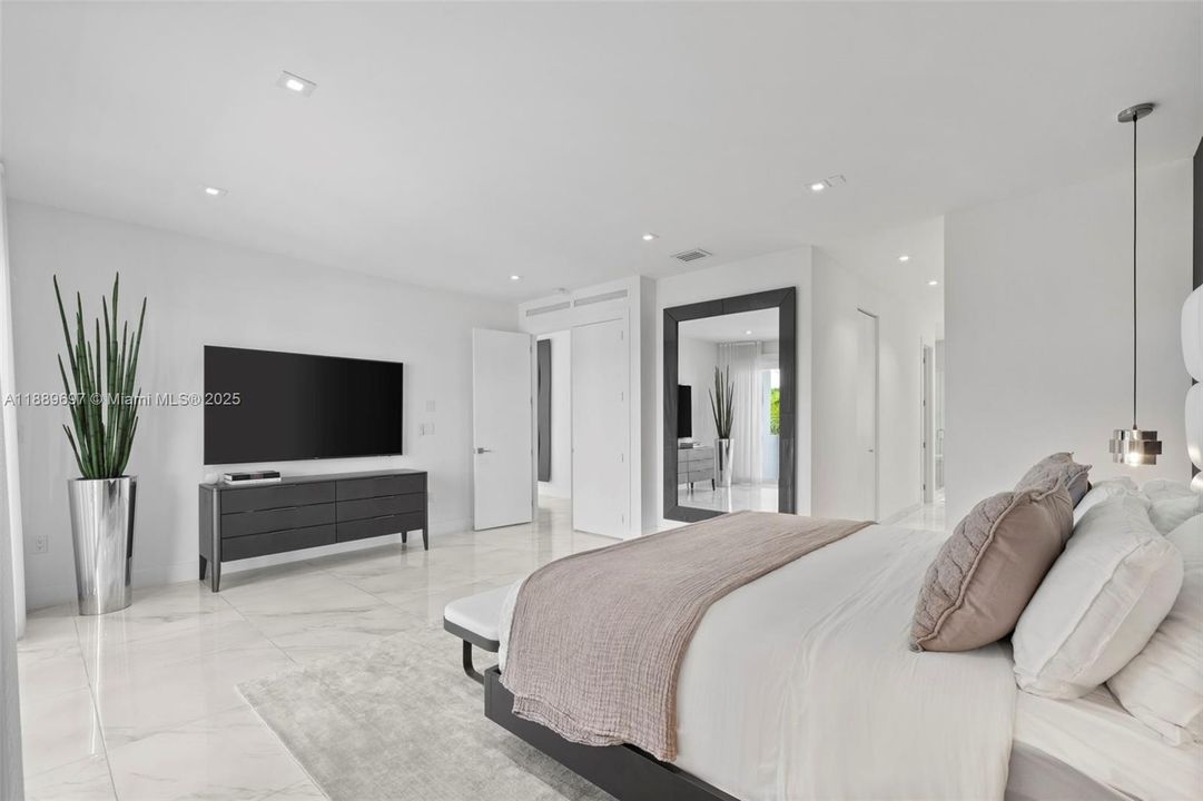 合同活跃: $8,500 (4 贝兹, 4 浴室, 3030 平方英尺)