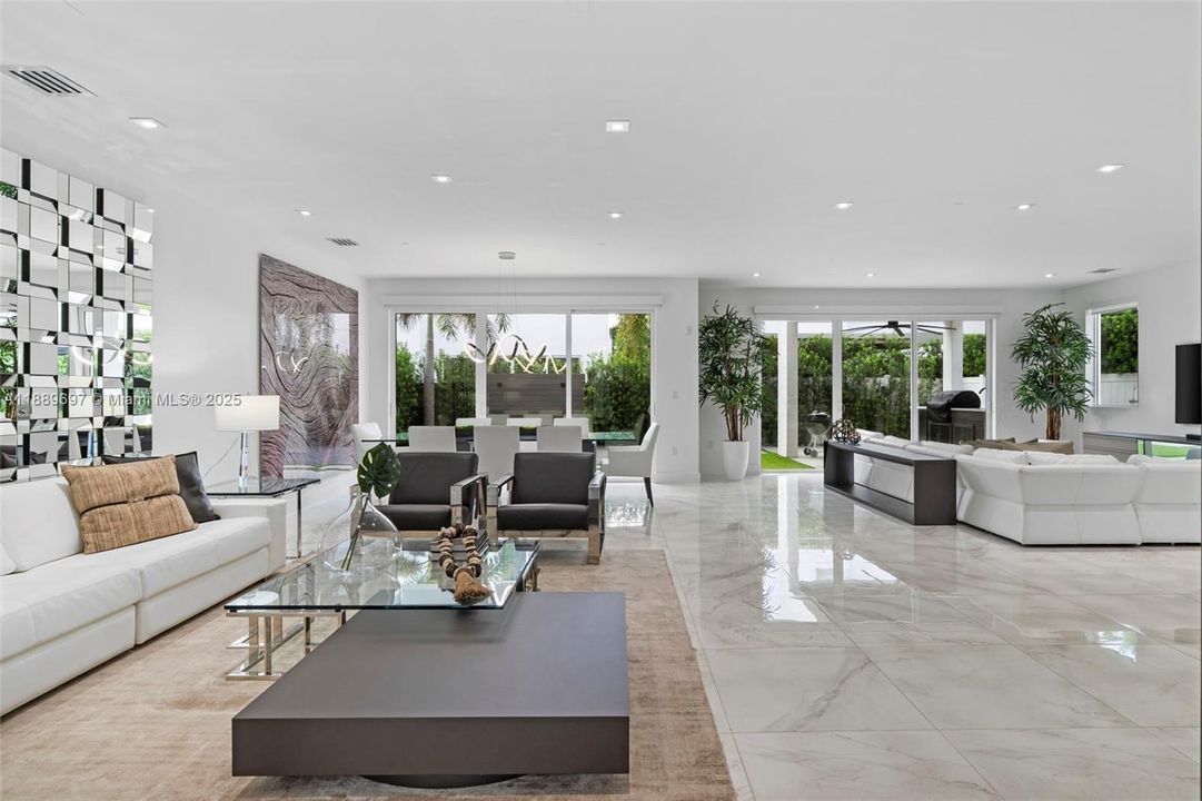 合同活跃: $8,500 (4 贝兹, 4 浴室, 3030 平方英尺)