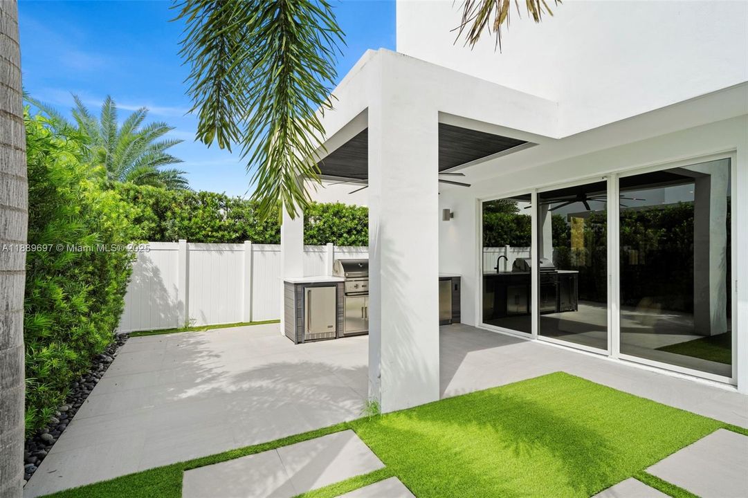 合同活跃: $8,500 (4 贝兹, 4 浴室, 3030 平方英尺)