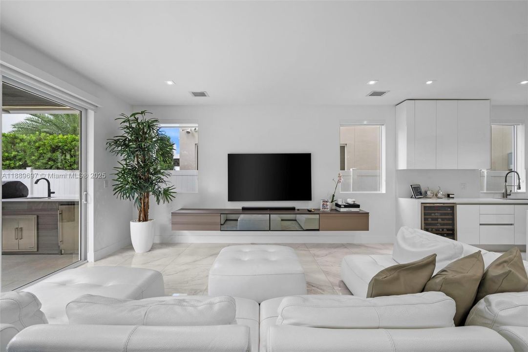 合同活跃: $8,500 (4 贝兹, 4 浴室, 3030 平方英尺)