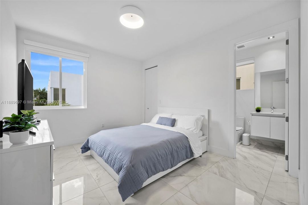 合同活跃: $8,500 (4 贝兹, 4 浴室, 3030 平方英尺)