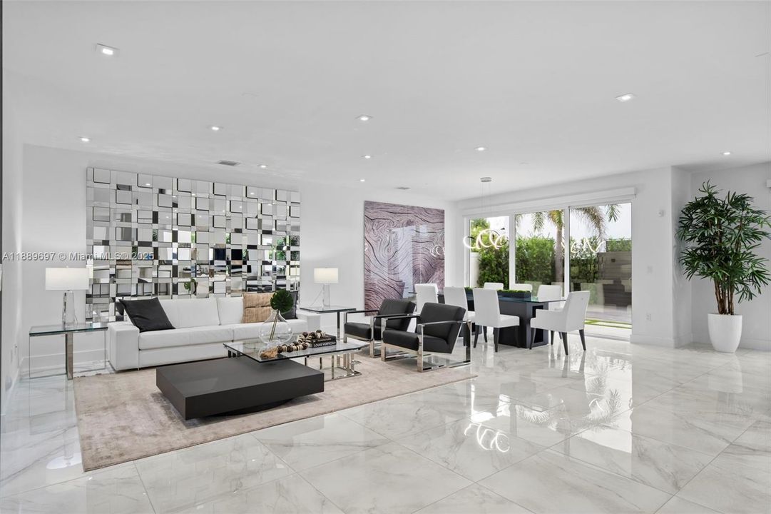 合同活跃: $8,500 (4 贝兹, 4 浴室, 3030 平方英尺)