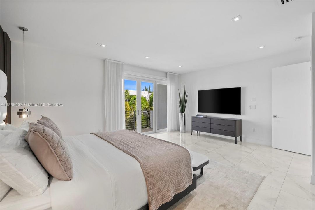 合同活跃: $8,500 (4 贝兹, 4 浴室, 3030 平方英尺)