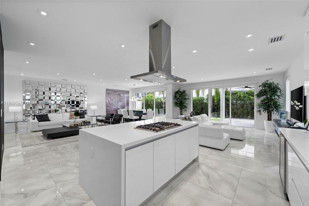 合同活跃: $8,500 (4 贝兹, 4 浴室, 3030 平方英尺)