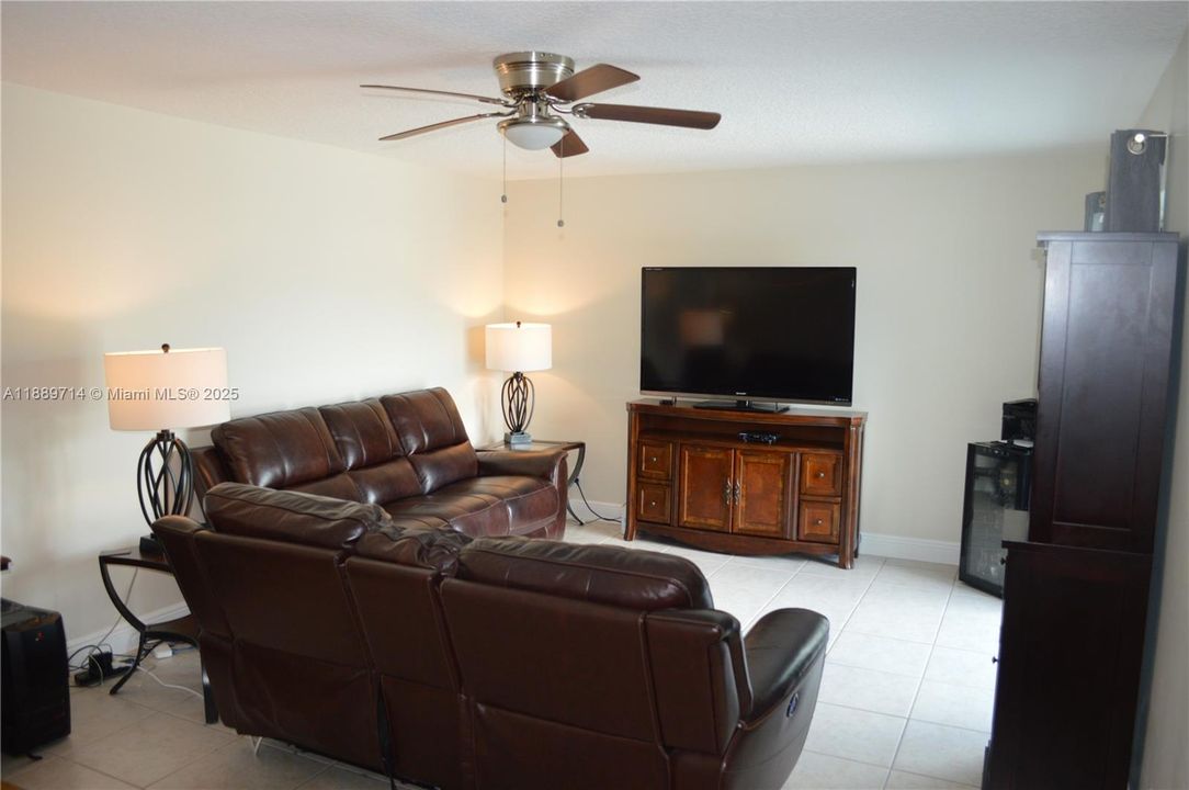 Active With Contract: $278,000 (2 beds, 2 baths, 1252 Square Feet)