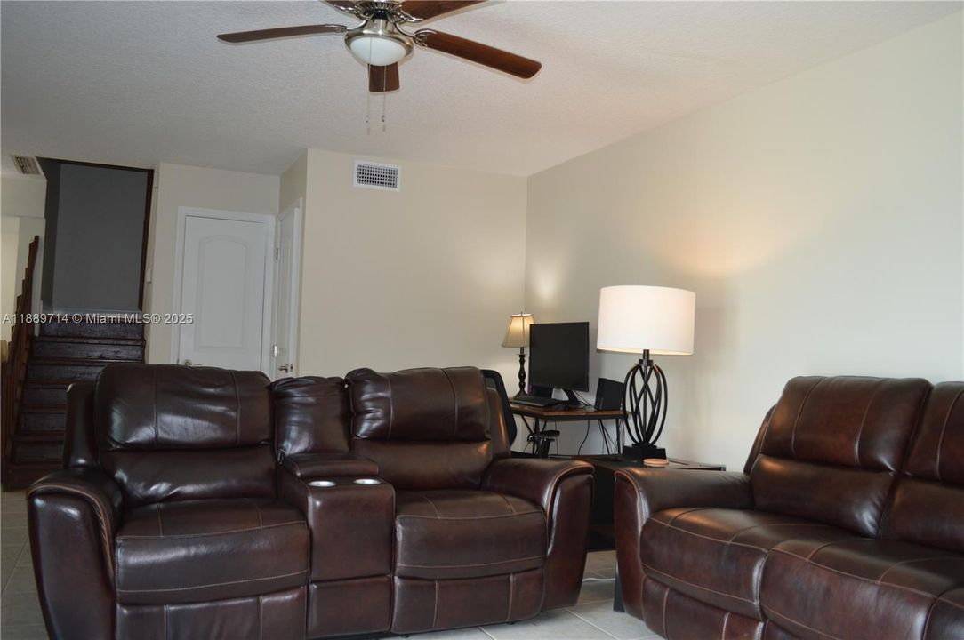 Active With Contract: $278,000 (2 beds, 2 baths, 1252 Square Feet)