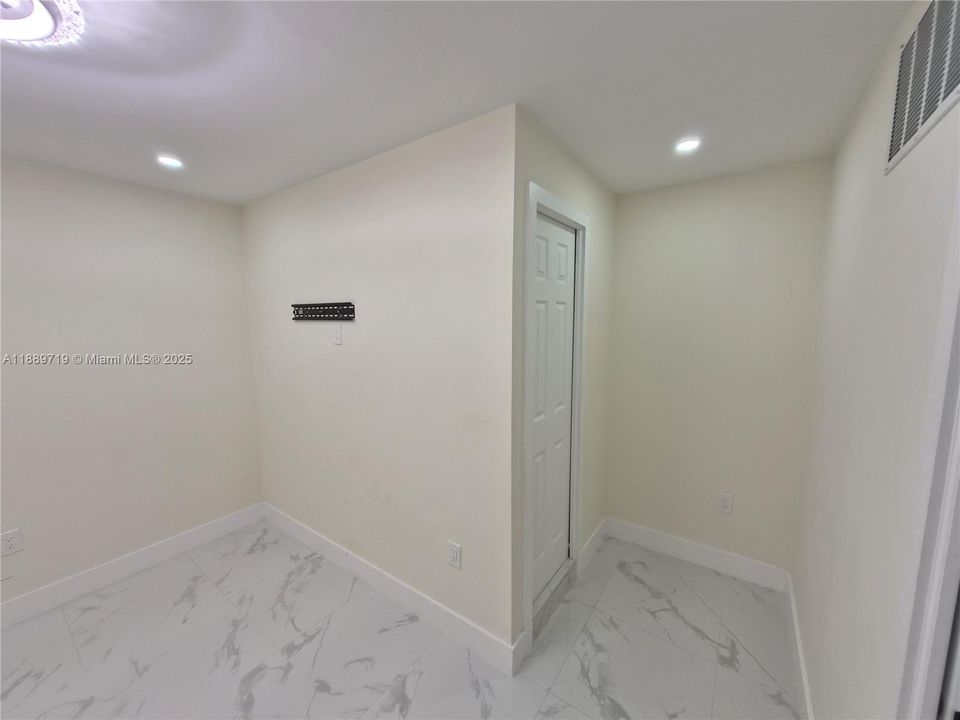 最近租的: $1,400 (1 贝兹, 1 浴室, 2310 平方英尺)