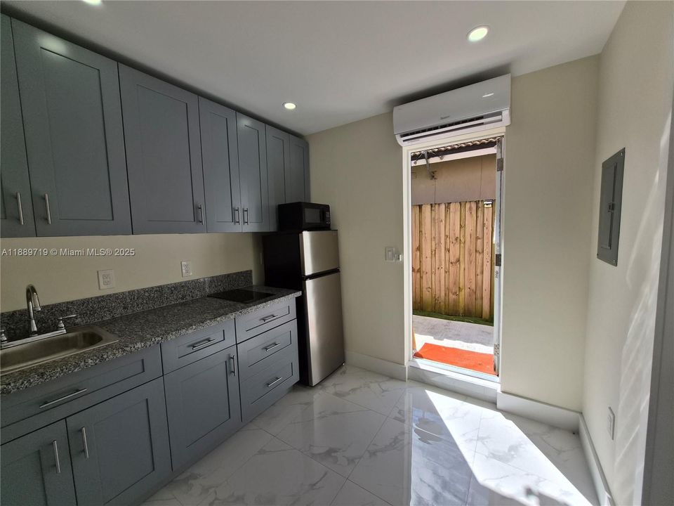 最近租的: $1,400 (1 贝兹, 1 浴室, 2310 平方英尺)