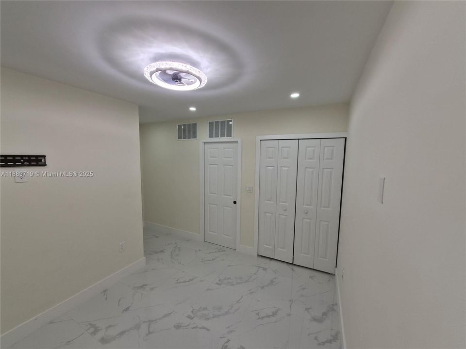 最近租的: $1,400 (1 贝兹, 1 浴室, 2310 平方英尺)