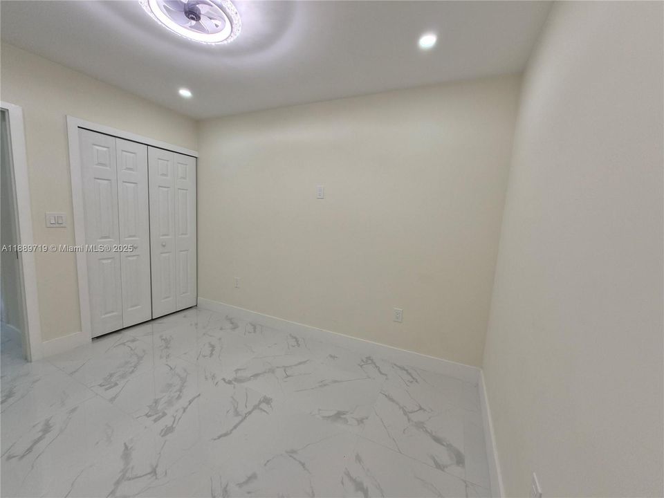 最近租的: $1,400 (1 贝兹, 1 浴室, 2310 平方英尺)