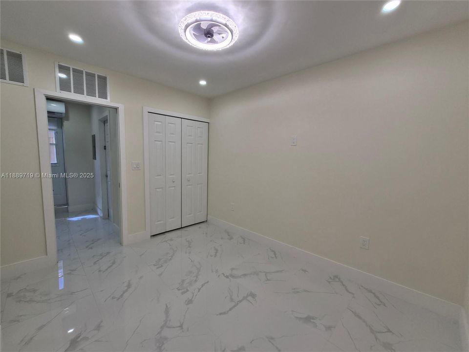 最近租的: $1,400 (1 贝兹, 1 浴室, 2310 平方英尺)