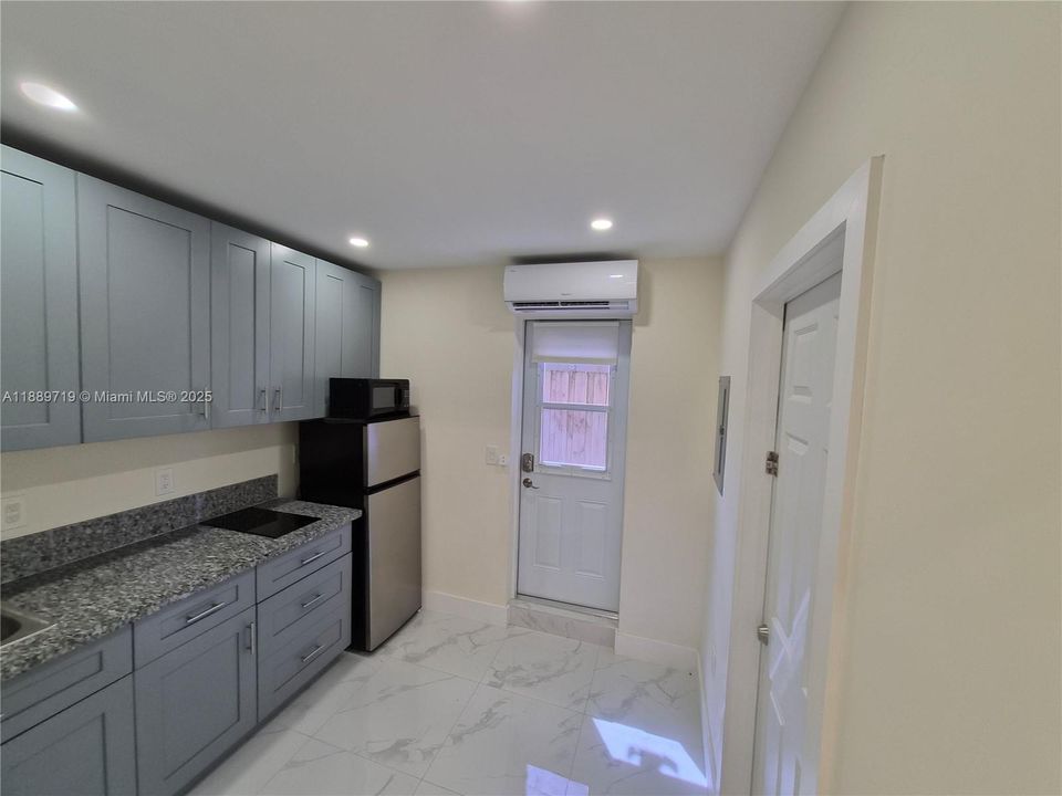 最近租的: $1,400 (1 贝兹, 1 浴室, 2310 平方英尺)