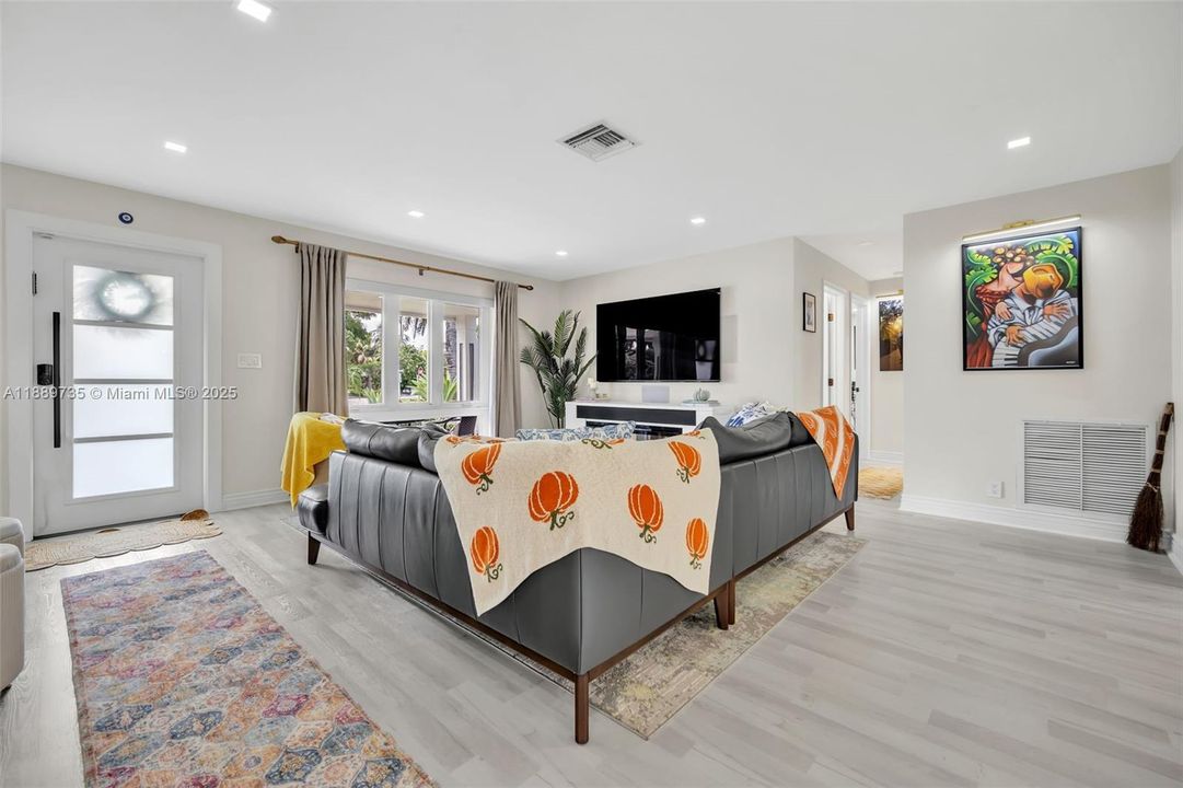 Active With Contract: $1,273,000 (4 beds, 3 baths, 2209 Square Feet)