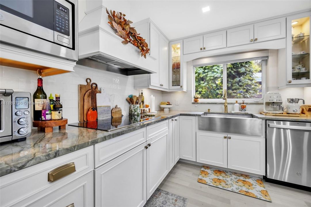 Active With Contract: $1,273,000 (4 beds, 3 baths, 2209 Square Feet)