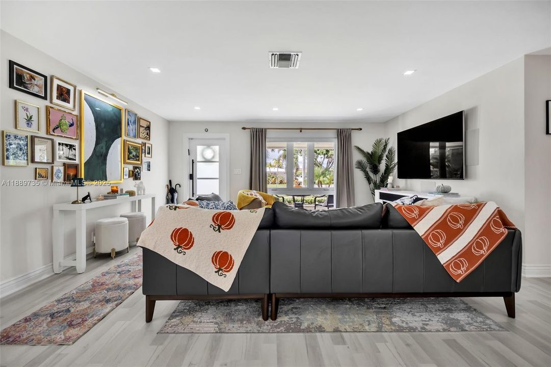 Active With Contract: $1,273,000 (4 beds, 3 baths, 2209 Square Feet)