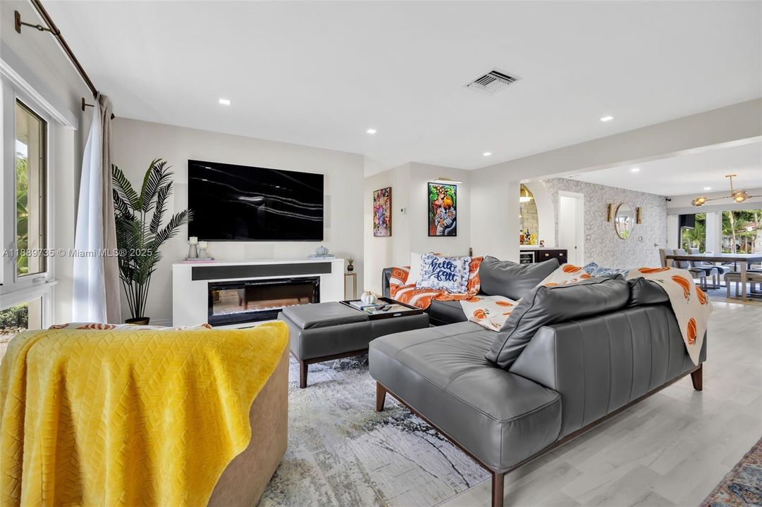 Active With Contract: $1,273,000 (4 beds, 3 baths, 2209 Square Feet)