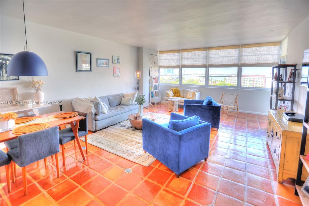For Sale: $585,000 (1 beds, 1 baths, 856 Square Feet)
